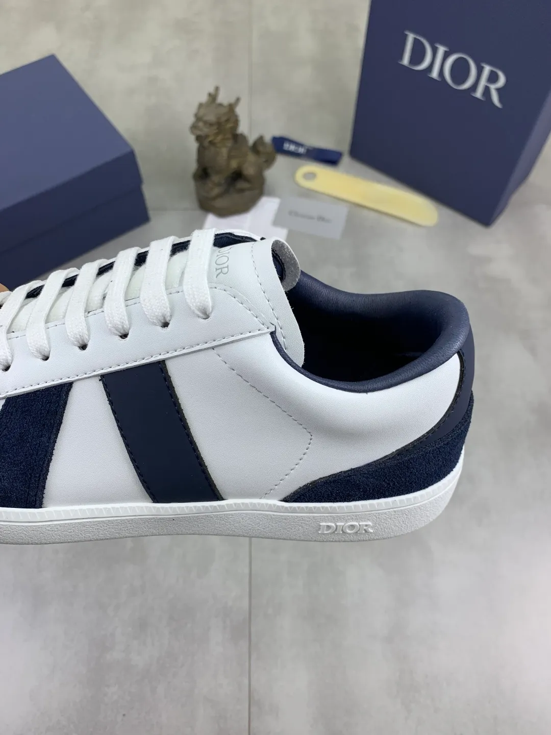 Men's shoes 💰P360 New Dior B01 moral training shoes, white first-layer cowhide, original molded outsole. New to the fall collection, this sneaker marks the return of a Dior classic, reinterpreted in a stylish and elegant silhouette. Crafted from white smooth first-grain cowhide with a tonal silk sheepskin lining, it features the Dior logo on the tongue and inner sides, and a CD icon on the heel. Paired with Tpu anti-slip soles of the same color, it can be matched with various styles to create a sophisticated look.  Code number: 38-44
